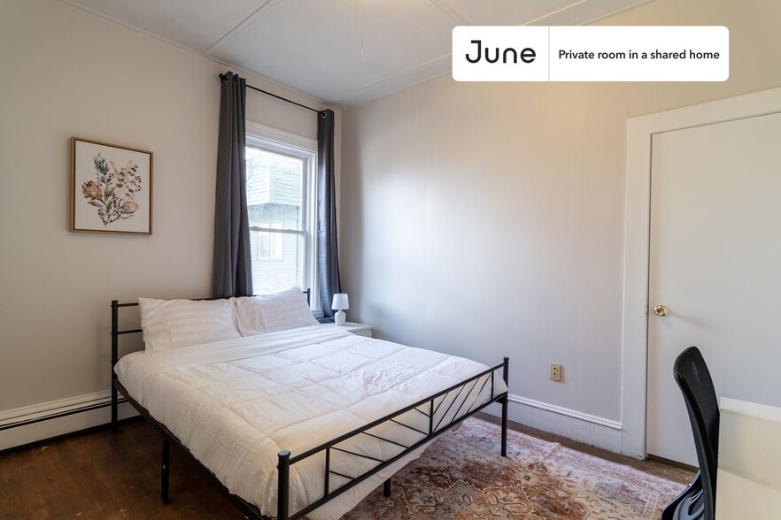 Building Photo - Private bedroom in 3 bed/1 bath Home