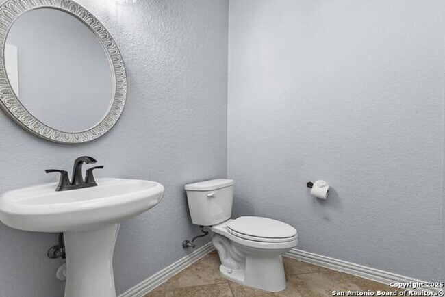 Building Photo - Move In Ready - Stunning 4 bd/2.5 Located ...