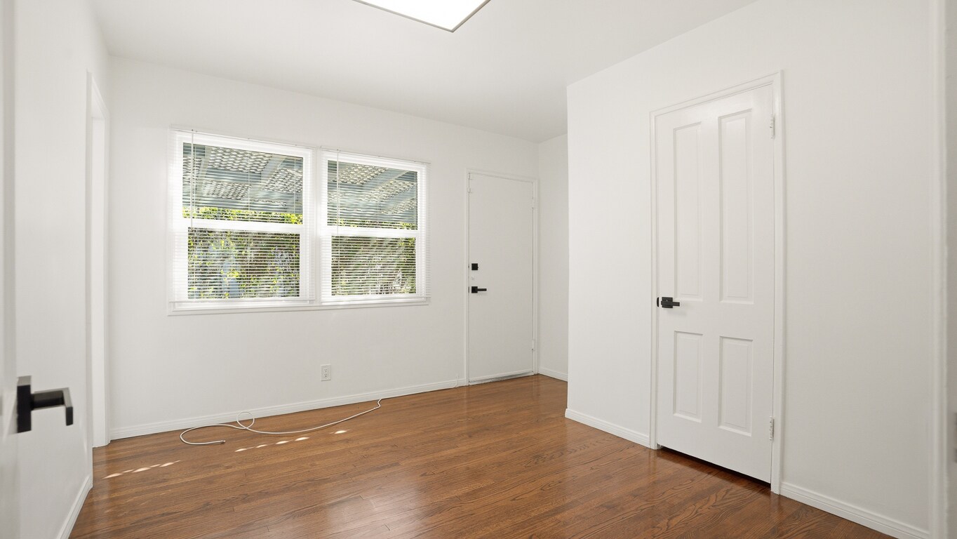 Building Photo - 3936 S Victoria Ave