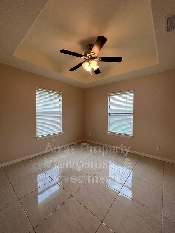 Building Photo - 711 N Abbott Ave