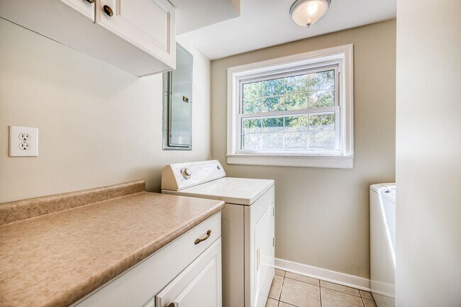 Building Photo - Generously Sized Midlothian Home Move In R...