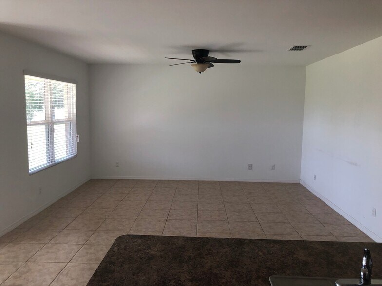 Building Photo - 3 bedroom 2 bath single family home