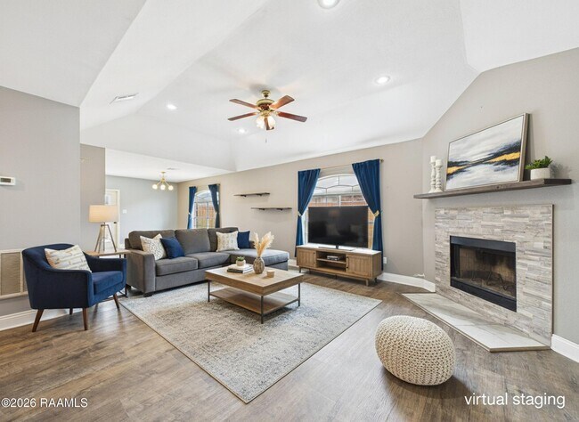 Building Photo - 115 La Rue Vil