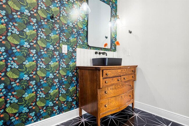 Building Photo - 1003 Romeria Dr