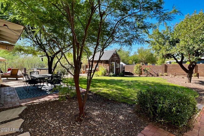 Building Photo - 4327 E Rancho Dr