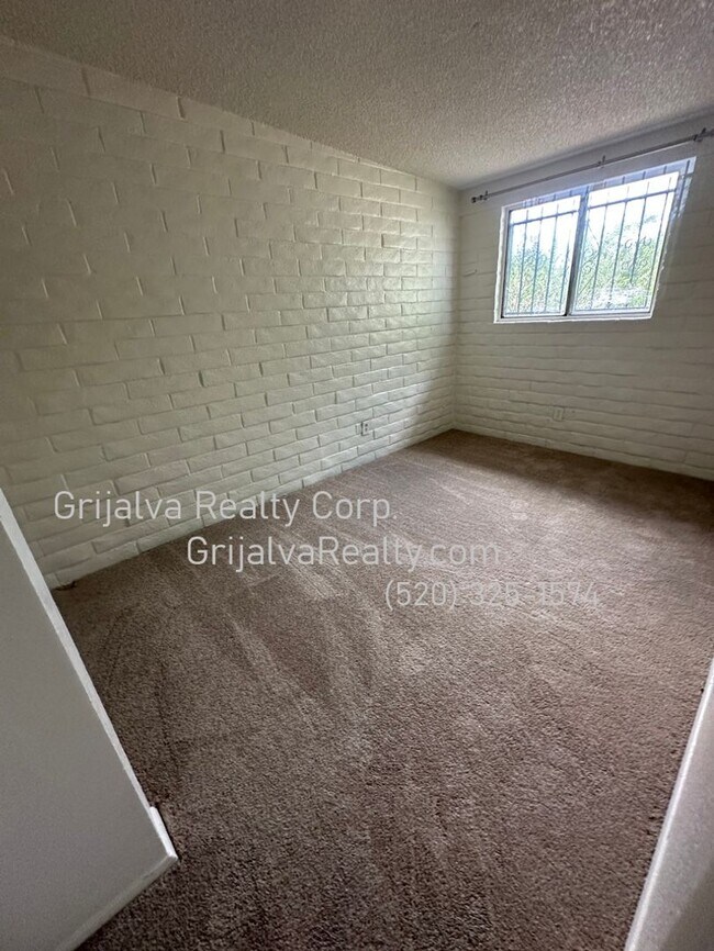 Building Photo - East Side 5 Bedroom, 2 Bath House for Rent (Stella/Kolb)