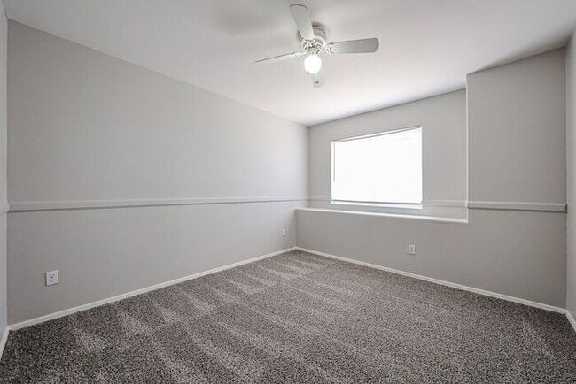 Building Photo - 5BD 3BA with Pool in West Chandler!