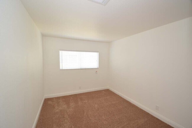 Building Photo - A Spacious and Stylish 2 Bed / 2 Ba Condo Gated Community