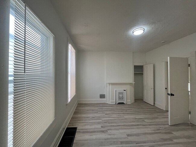 Building Photo - 4 bedroom 1 bath