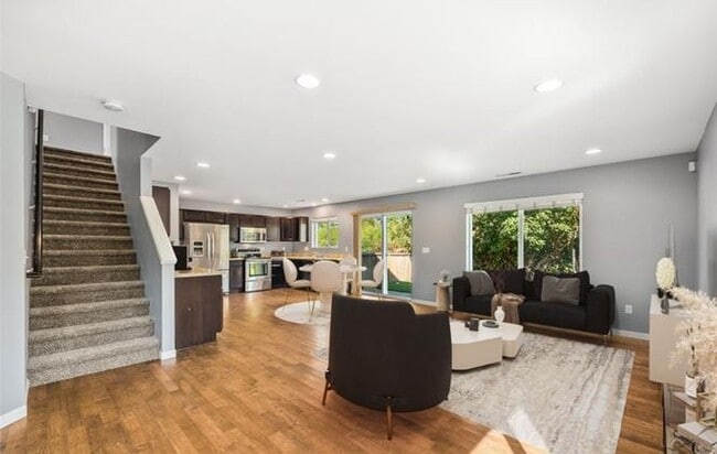 Building Photo - Updated 3 bedroom, 2.5 bath home in Tacoma!