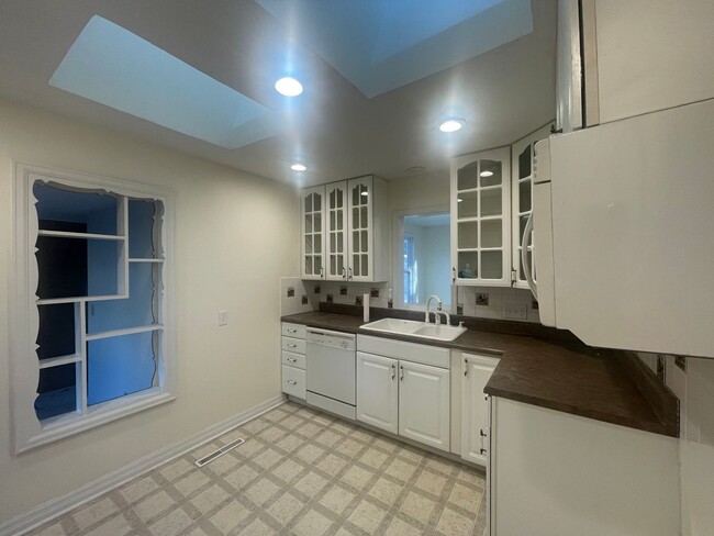 Building Photo - Charming 2-Bed, 1.5-Bath With Flex Space f...