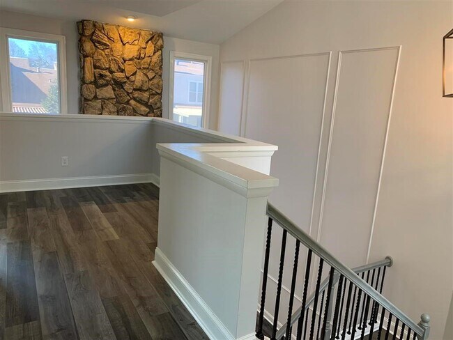 Building Photo - 604 Serramonte Dr