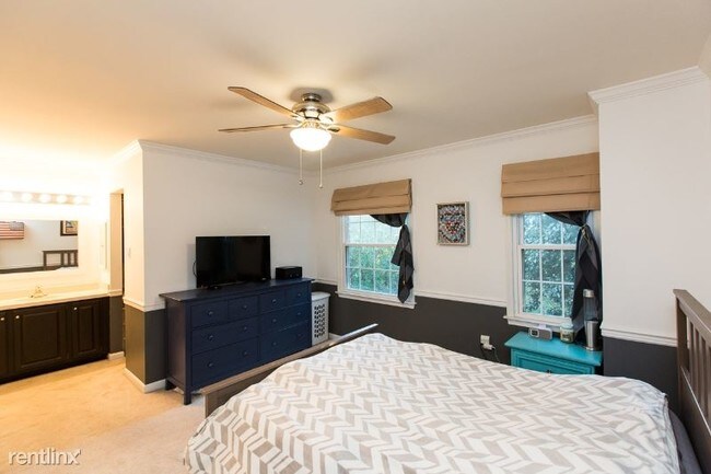 Building Photo - 3 br, 2.5 bath Townhome - 7111 Bradshaw Ct E