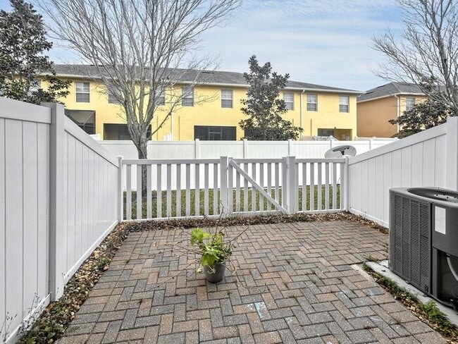 Building Photo - Beautiful 2-Bedroom Townhome with Modern A...