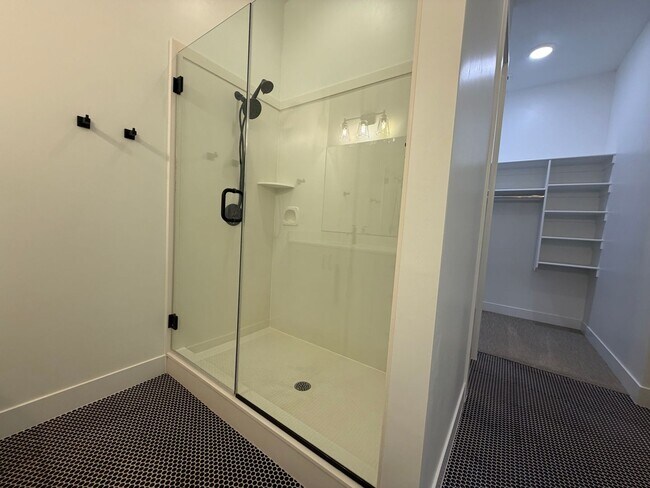 Building Photo - SPACIOUS PATIO HOME FOR RENT!