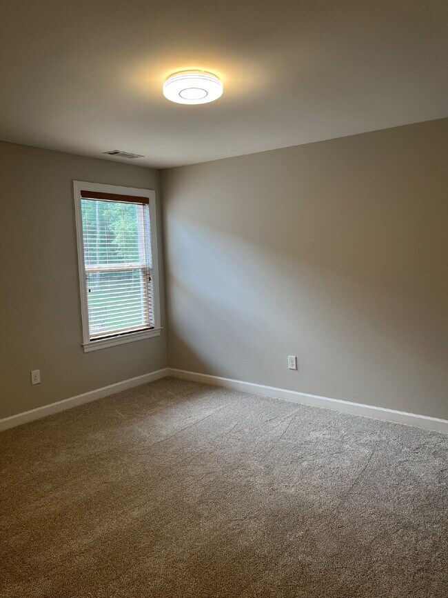 Building Photo - "Charming 4-Bed Home in Mt. Juliet's Sterl...
