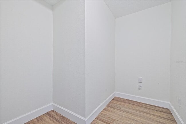 Building Photo - 113 W Gladys St