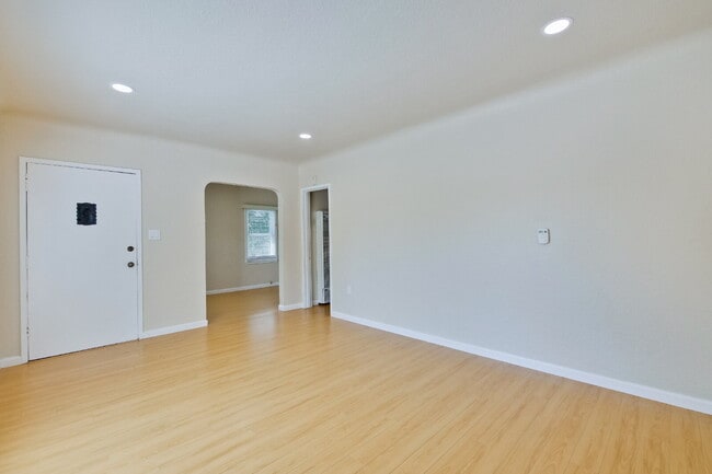 Building Photo - Bright, Clean and Cozy 2BR, 1BA Single Fam...