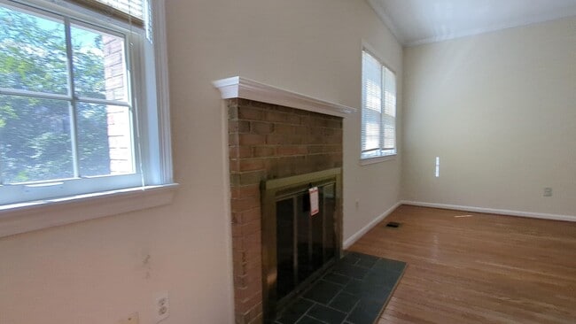 Building Photo - Classic 4 Bed 3.5 Bath Brick Townhome With...