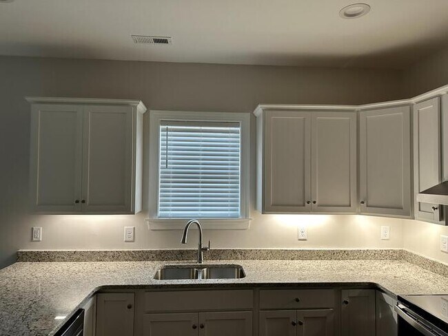 Building Photo - 708 W Parrish Dr