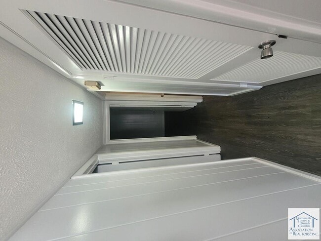 Building Photo - 315 Spring Dr