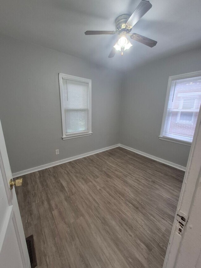 Building Photo - 622 Crestmore Ave