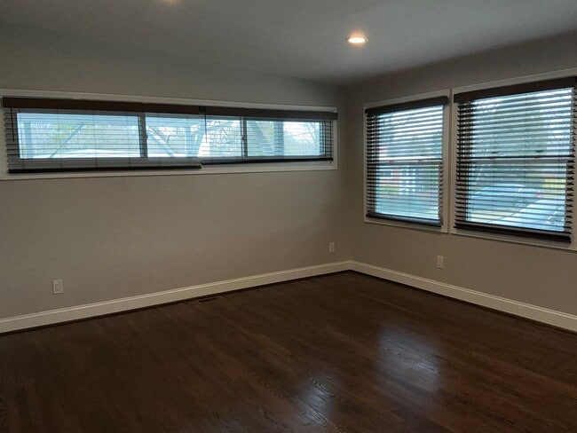 Building Photo - Fully updated 4BR 3BA single family rambler in Twinbrook Forest