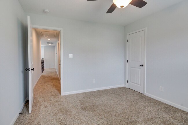 Building Photo - mega Huge wow. 4 bed 3 bath.
