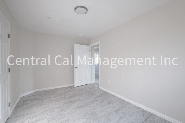 Building Photo - 1004 Padre St