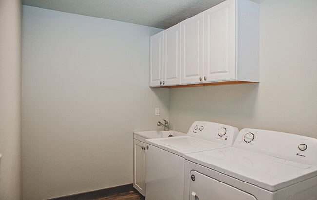 Building Photo - 4 Bedroom with Shop and View of the Mounta...