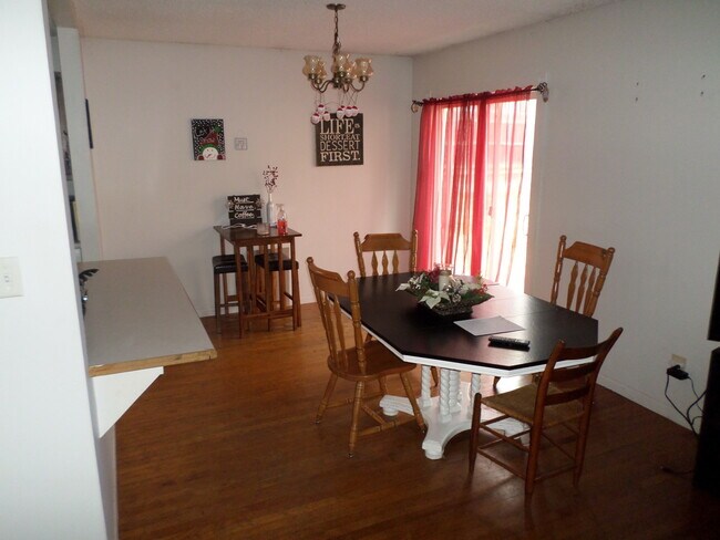 Building Photo - 5 bedrooms 3 bath on Shirley