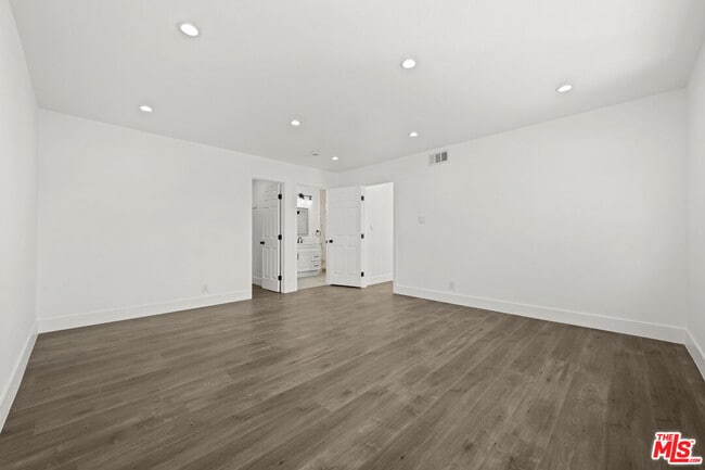 Building Photo - 6257 Lindley Ave