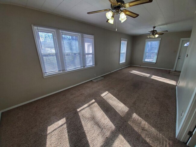 Building Photo - 2 bedroom, 1 bathroom rental home!