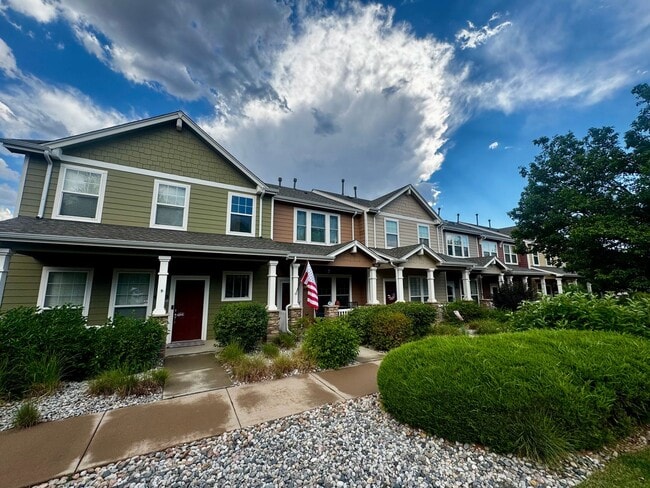 Building Photo - 3 Bedroom Townhome with 2 car detached garage