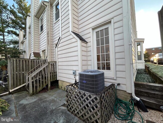 Building Photo - 2034 6th St S
