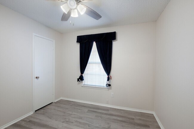 Building Photo - 629 Fern Meadow Dr