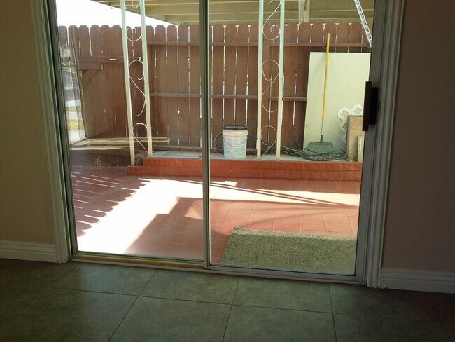 Building Photo - 3540 Villa Knolls N Dr