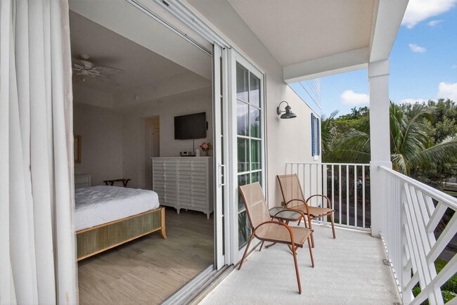 Building Photo - 834 Bay Colony Dr S