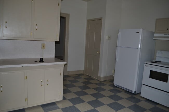 Building Photo - 2 BEDROOM APARTMENT ON THE AVENUES