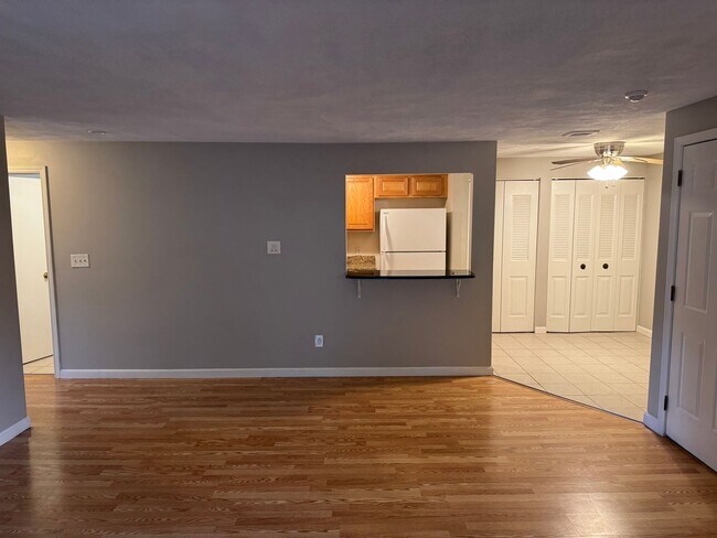 Building Photo - 10 Village Ln