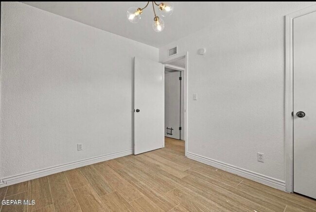 Building Photo - 5233 White Oak Dr