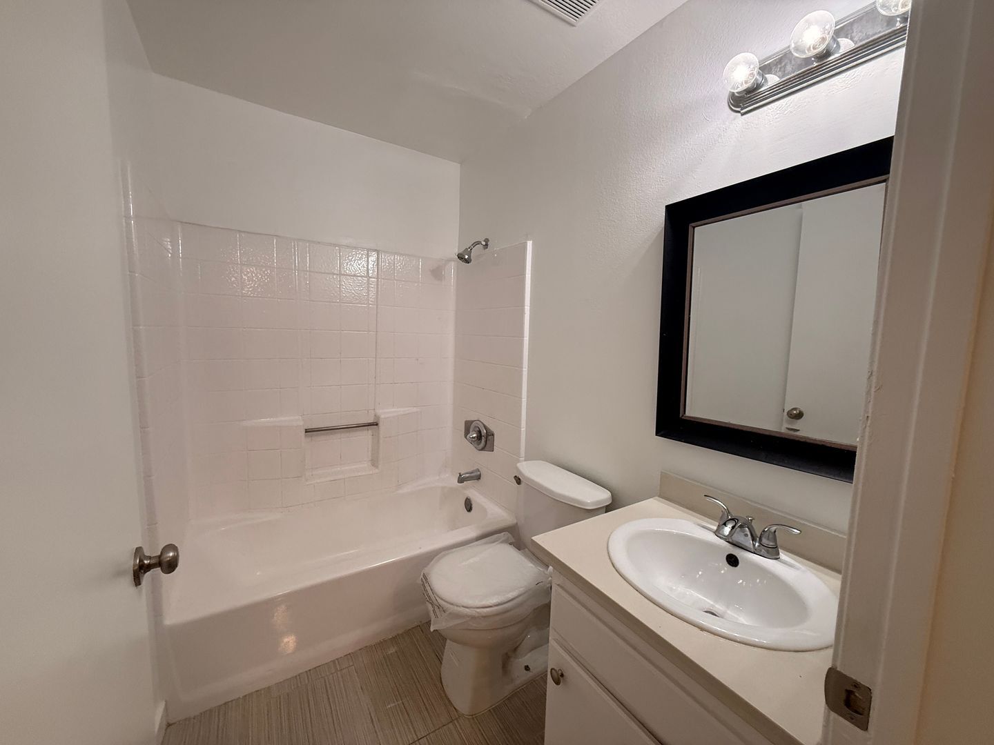 Building Photo - 827 S Wilton Pl