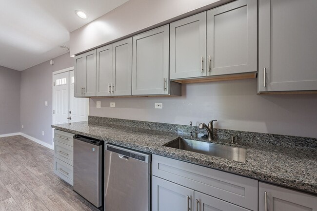 Building Photo - Spacious studio with just what you need!