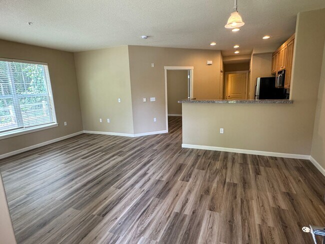 Building Photo - Beautiful 1br Condo in Sherwood. End unit ...