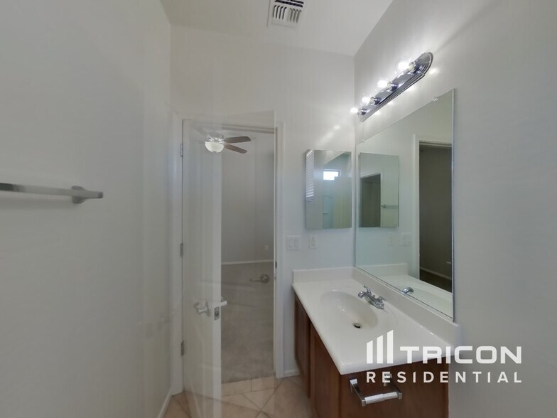Building Photo - 876 S Colonial Dr