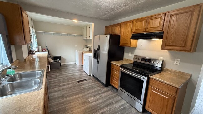 Building Photo - Spacious 3 bed 1 bath, big yard, pets ok, see walkthrough video