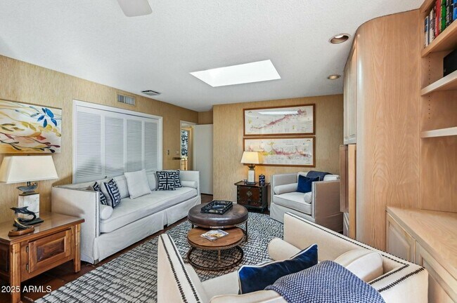 Building Photo - 8733 E Vía De Viva