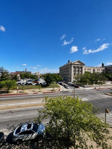Building Photo - 139 E North Ave