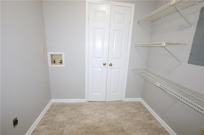 Building Photo - 1359 Oakengate Dr