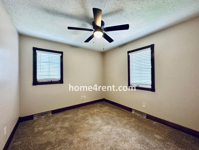 Building Photo - Fantastic Parkville area with Updated Kitchen including Granite Counters and Stainless Steel Appl...